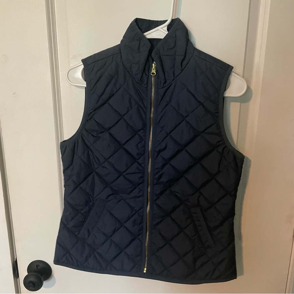 Lightweight puffy vest. Navy vest.
